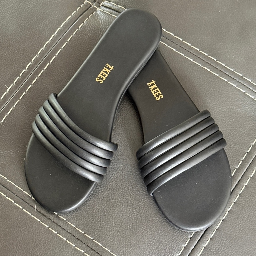 *NWOT* TKEES Women’s Black Serena Slide Sandals